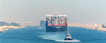 ناقلة حاويات تعبر قناة السويس.