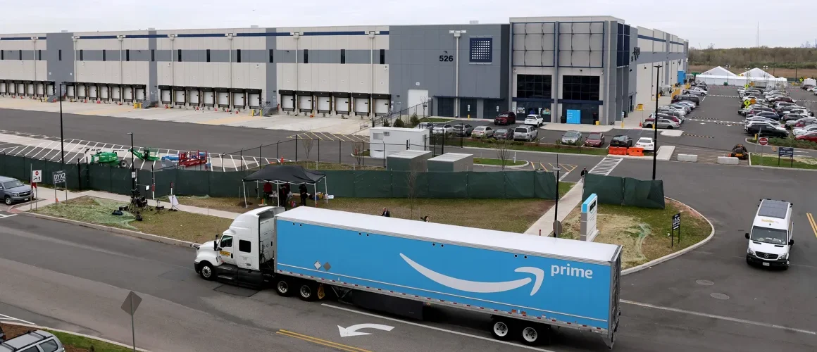 آلاف العمال في أمازون ينفذون إضرابا يوم الخميس.