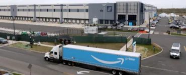 آلاف العمال في أمازون ينفذون إضرابا يوم الخميس.