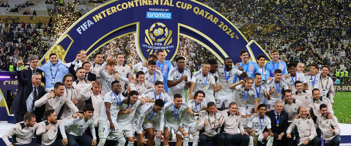 ريال مدريد يتوج بكأس القارات للأندية الأبطال بعد فوزه على باتشوكا المكسيكي.
