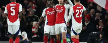 فرحة سباقة لساكا مع زملائه فى أرسنال.