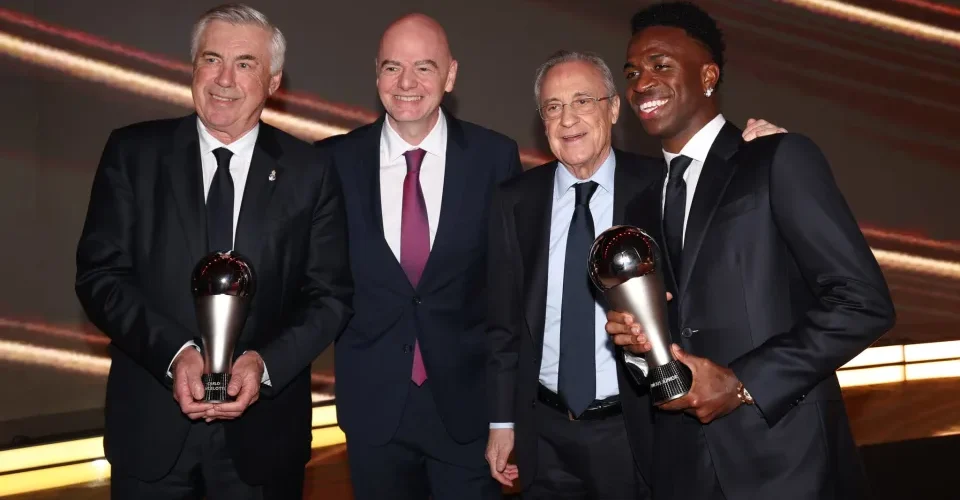 ريال مدريد يهيمن على جوائز الفيفا: تكريم فينيسيوس جونيور وكارلو أنشيلوتي وخمسة لاعبين في التشكيلة المثالية.