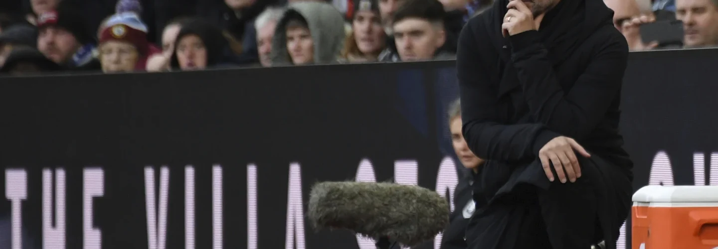 يتفاعل مدرب مانشستر سيتي بيب جوارديولا خلال مباراة الدوري الإنجليزي الممتاز لكرة القدم بين أستون فيلا ومانشستر سيتي، في فيلا بارك في برمنغهام، إنجلترا، السبت 21 ديسمبر 2024.