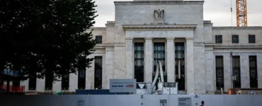 يتوقع صناع السياسات في بنك الاحتياطي الفيدرالي خفض أسعار الفائدة بشكل أقل في العام المقبل.