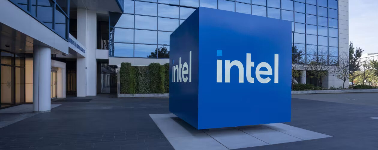 إنتل عملاق صناعة الرقائق الالكترونية حول العالم.