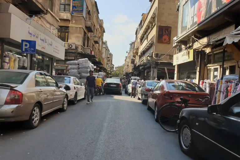 شقق على جانبي شارع في حي دمشقيّ